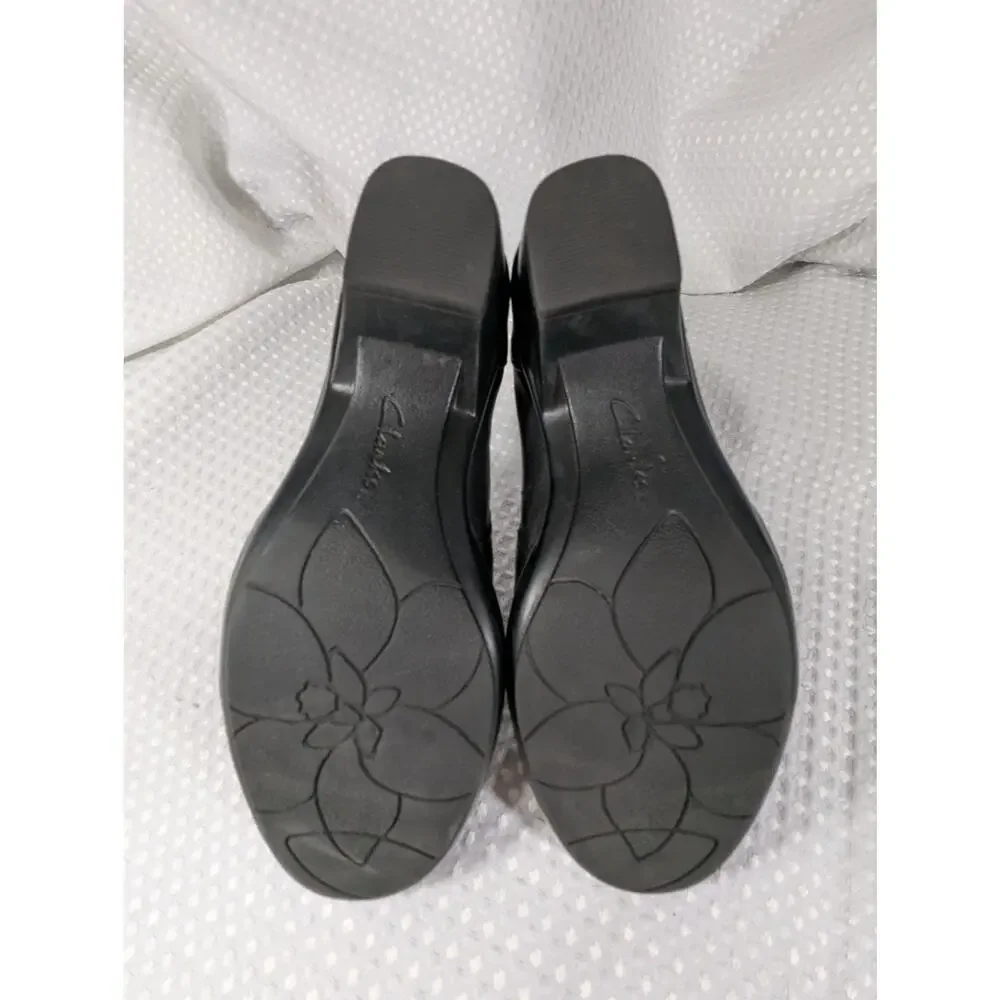 NWOT! CLARKS! BLACK GENUINE LEATHER MEGA PADDED COMFY RUBBER SOLE LOAFERS! SZ 8M